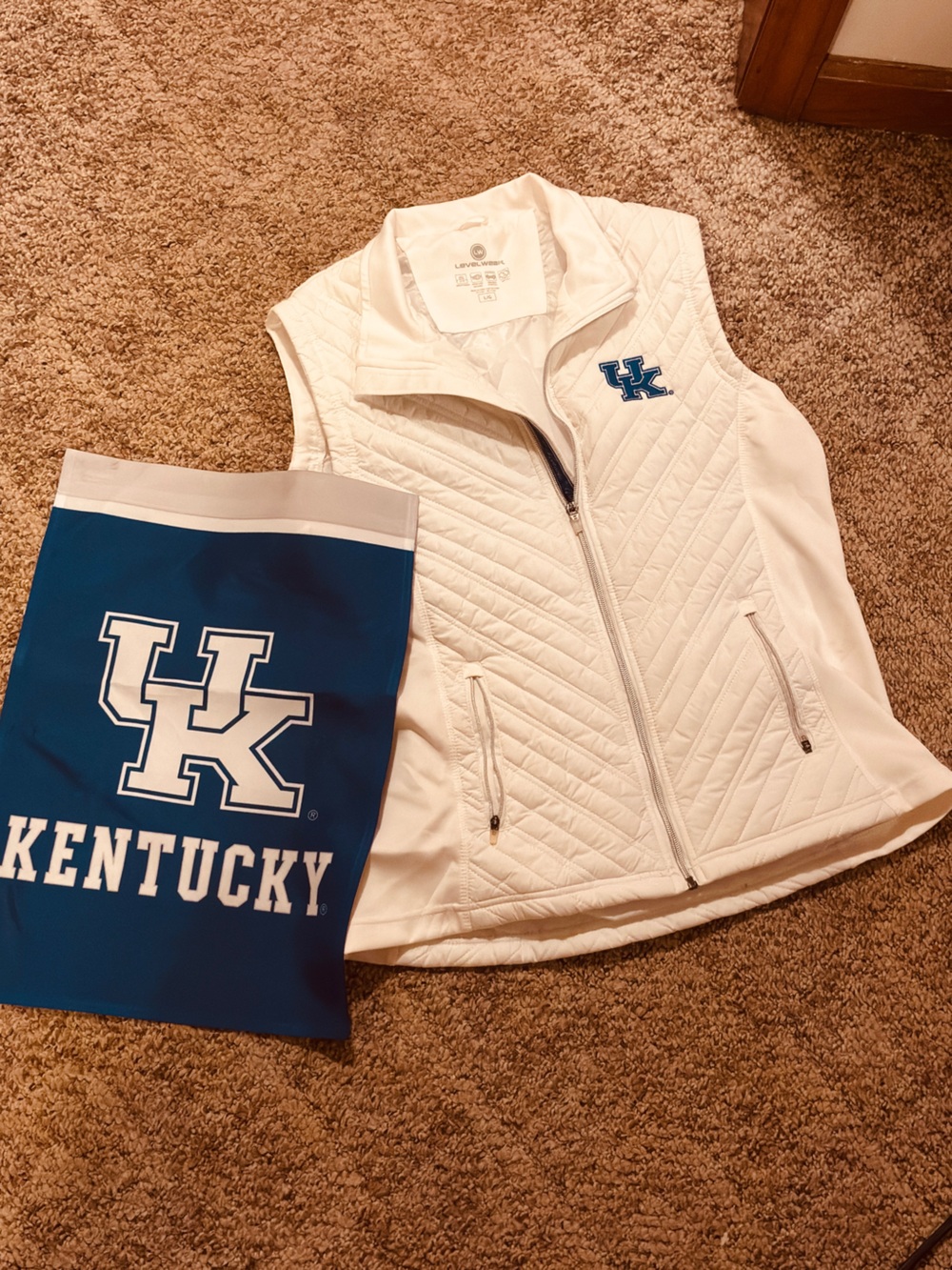 University of Kentucky White Quilted Vest Lg with UK Logo, small garden flag UK